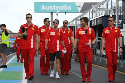 Vettel (Ferrari) recorre el circuito de Melbourne; fue antes de la cancelación de la primera prueba del año
