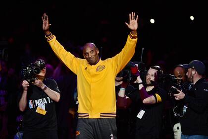 El alero de Los Angeles Lakers, Kobe Bryant (24) saluda a la multitud mientras camina en la cancha antes de un partido contra el Utah Jazz en el Staples Center, Los Ángeles, California, EE. UU., 13 de abril de 2016