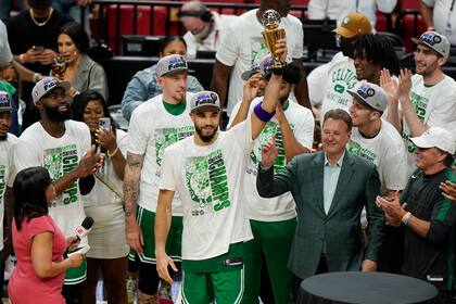 El alero de los Boston Celtics, Jayson Tatum, levanta el trofeo de MVP de la Conferencia Este de la NBA después de derrotar al Heat de Miami en el Juego 7 de la serie de playoffs finales de la Conferencia Este de baloncesto de la NBA, el domingo 29 de mayo de 2022, en Miami. (Foto AP/Wilfredo Lee)