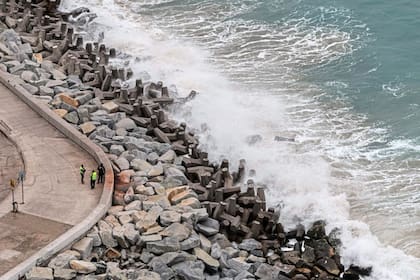 El alerta de tsunami generó preocupación en todo el mundo (Photo by CRISTOBAL BASAURE / AFP)
