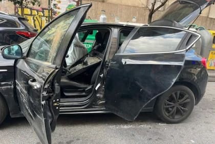 El Alfa Romeo de los delincuentes hallado fuera del banco