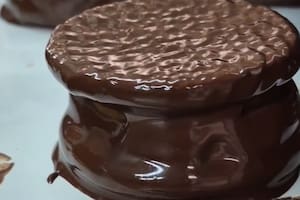 El alfajor con "relleno generoso de dulce de leche" bañado con cacao al 70% de La Olla de Cobre, de San Antonio de Areco