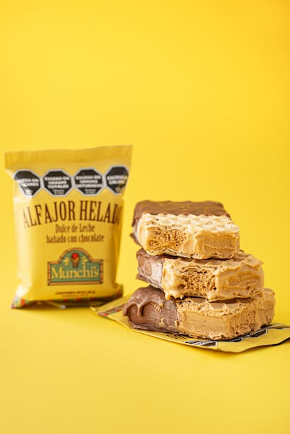 El alfajor helado de Munchi's es de obleas, relleno de helado de dulce de leche y bañado en chocolate.
