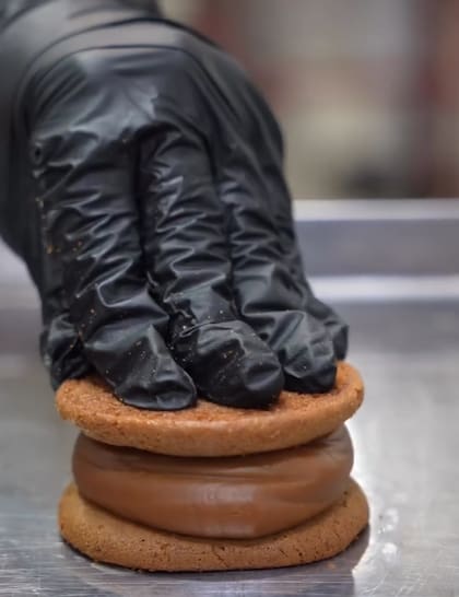 El alfajor lleva dulce de leche en su interior (Foto: @elnazarenoalfajoresoficial)