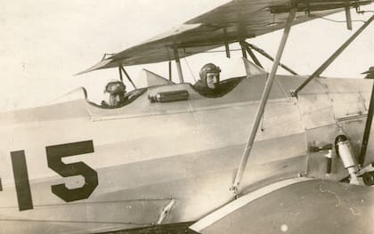 El Alférez de Fragata Alberto De Sautu Riestra en el puesto delantero del biplano Huff Dalland Petrel (E-15) de modelo similar al (E-30) con el que emprendieron el primer vuelo de reconocimiento a la Patagonia. (Archivo Claudio Meunier).