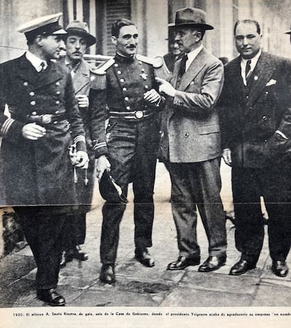 El Alférez de Fragata De Sautu Riestra ataviado con su uniforme de gala sale de Casa de Gobierno luego de entrevistarse con el presidente Hipólito Yrigoyen y recibir su agradecimiento en nombre del pueblo argentino. (Revista Vea y Lea).