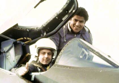 El alférez Guillermo Dellepiane, pulgar hacia arriba en la cabina de su Skyhawk junto a un mecánico del Grupo 5. (Guillermo Dellepiane).