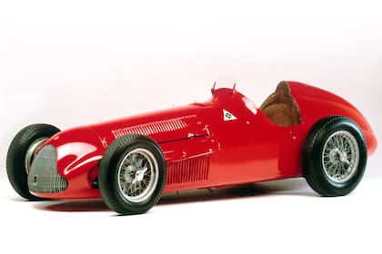 Los Alfa Romeo 158/159 de Nino Farina y Juan Manuel Fangio dominaron en 1950 y 1951 con motor de 8 cilindros en línea 1.5 L sobrealimentado con compresor volumétrico