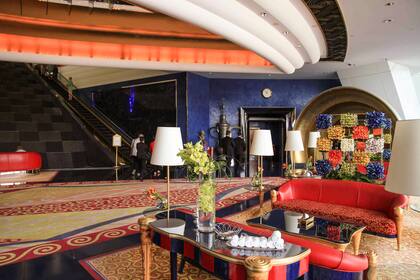 El lobby, sobrecargado de alfombras, fuentes, columnas, flores, mosaicos, tapices y escaleras.