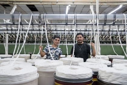 El algodón en espiral y listo para empezar el proceso de convertirse en hilo.