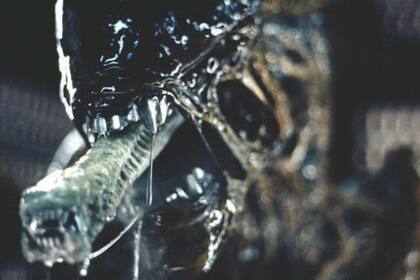 El alien se come la cabeza de Ripley y se escapa hacia nuestro planeta