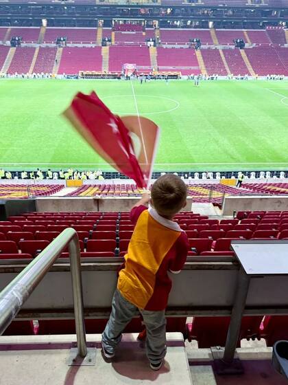El aliento de Amancio Vicuña con la bandera del Galatasaray