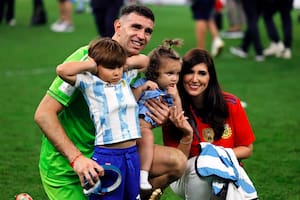 El video con el que los hijos del Dibu Martínez "hincharon" por su papá en el debut de Argentina
