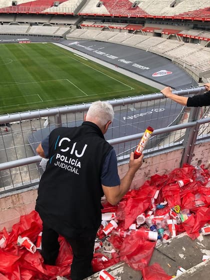 El allanamiento de la policía en el Monumental, este lunes, el día después del River vs. Boca