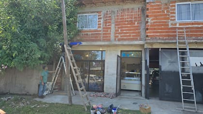 El almacén de Ana se veía así antes de que Diego lo pintara.