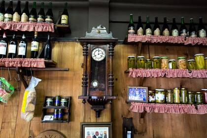 Hace más de 36 años, cuando todavía no había florecido el Boulevard Cerviño con su variedad de emprendimientos gastronómicos, la familia Scallan se animó a instalar en el barrio un pequeño almacén con venta de galletitas, conservas y fiambres