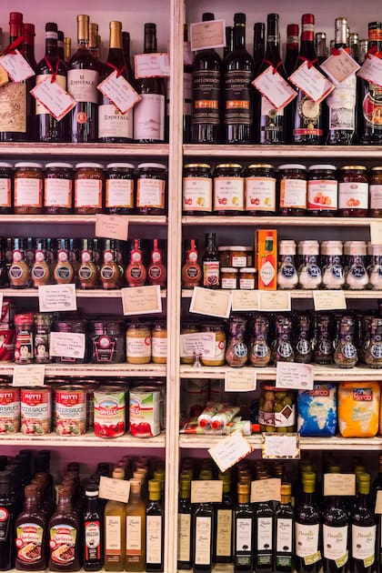 El almacén de salsas, conservas, especias y aceites está en la entrada del restaurante.