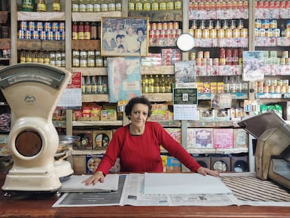 El almacén La Media Luna fue fundado en 1914 en Las Marianas, Navarro, y mantiene su identidad