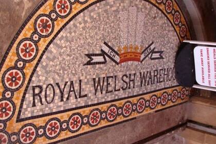 El almacén Royal Welsh Warehouse tiene detalles que conmemoran a la reina Victoria y el éxito de Pryce Jones en las exhibiciones