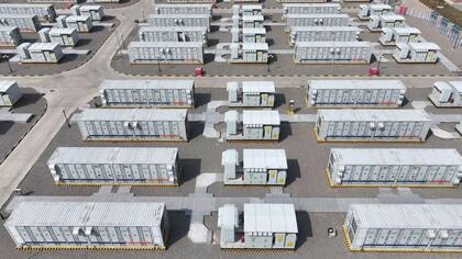 El almacenamiento de energía a gran escala con baterías de litio es una forma de almacenar el exceso de energías renovables, pero el aire líquido podría ser más económico.