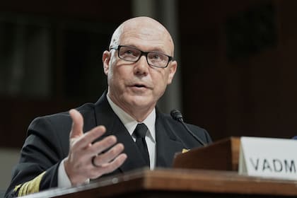 El almirante Frank M. Bradley testifica ante la Comisión de Servicios Armados del Senado, el 22 de julio de 2025, en el Capitolio, en Washington. (Foto AP/Mariam Zuhaib, Archivo)