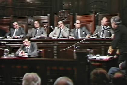 El almirante Massera, a la derecha de la imagen, se dirige a la Cámara Federal en uno de los momentos más elocuentes del documental El juicio 