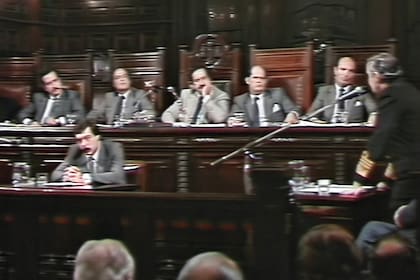 El almirante Massera, a la derecha de la imagen, se dirige a la Cámara Federal en uno de los momentos más elocuentes del documental El juicio