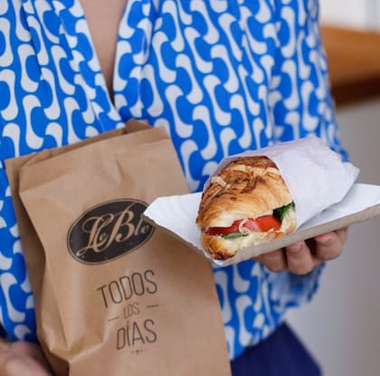 El almuerzo perfecto puede incluir una versión con tomate, queso y hojas verdes