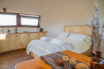 El alojamiento ofrece desayuno, un espacio de fogón para asados, al igual que la experiencia de relajarse en una tina japonesa de agua caliente al aire libre y —por qué no— bajo las estrellas