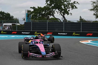 El Alpine de Franco Colapinto, por delante de Max Verstappen, cuando el argentina sufría el asedio del neerlandés (Photo by Rudy Carezzevoli / GETTY IMAGES NORTH AMERICA / Getty Images via AFP)