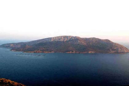Frente al Cabo Sunio, tiene conexión con el continente, olivares y potencial turístico o agrícola