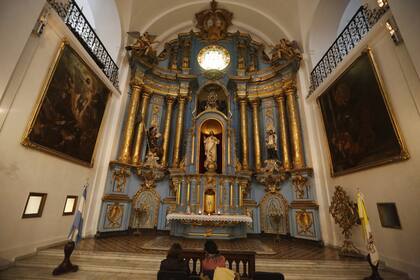 El altar central de la parroquia