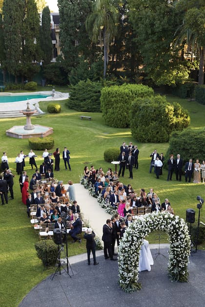 El altar donde el sacerdote Sebastián Villegas ofició la ceremonia se instaló en los jardines del Sans Souci y estaba decorado con un arco de flores blancas, iguales a las que también adornaban las mesas del salón donde se sirvió la comida.