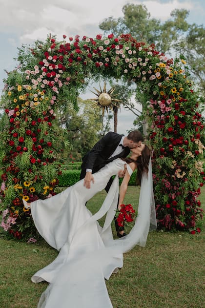 El altar estuvo enmarcado por un arco de flores y un sol que representaba el de la bandera argentina, realizado por la orfebre Inés Bonadeo.