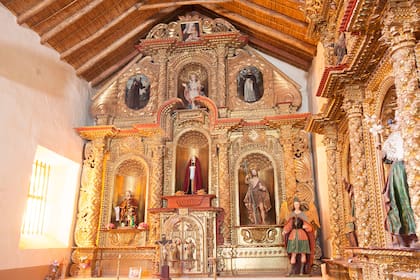 El altar mayor de Iglesia Nuestra Señora del Rosario y San Francisco, en Yavi.