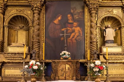 El altar mayor de la iglesia hace a los encantos del lugar.