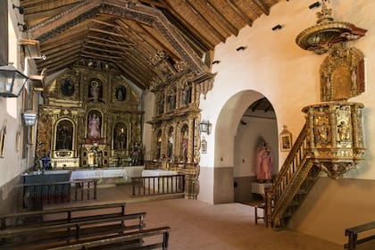 El altar mayor de la iglesia posee imágenes de la Virgen del Rosario y San Francisco, laminadas en oro.  También tiene un púlpito tallado, un coro y exhibe llamativos óleos sobre lienzo de estilo cuzqueño.