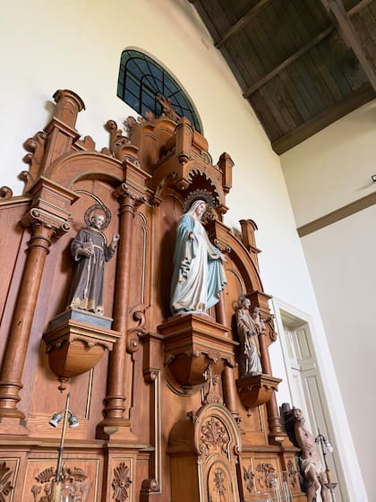 El altar original de roble, pieza central de la capilla, está intacto desde la época franciscana