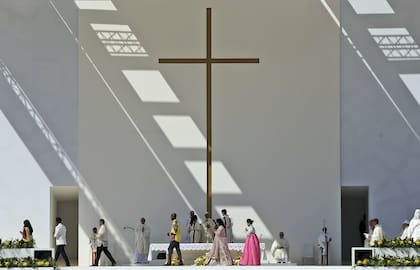 El altar para la misa fue montado en un escenario en el estadio Zayed Sports City