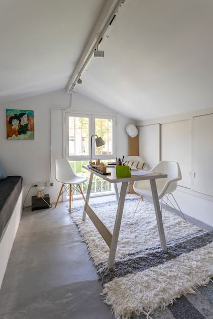 El altillo como refugio de inspiración y trabajo es una realidad práctica y la concreción de una fantasía de privacidad.