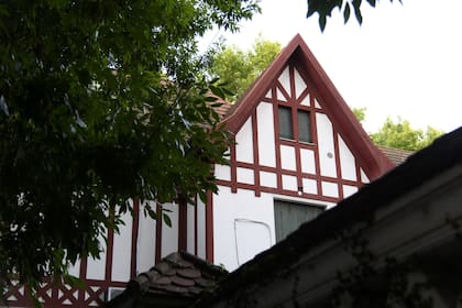 El altillo, con su techo a dos aguas y la estructura de madera original, revela la impronta germánica que caracteriza a toda la casona de 1930