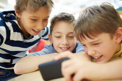 El alto a internet de niños y adolescentes trae grandes oportunidades, pero al mismo tiempo riesgos importantes