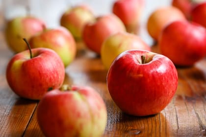 El alto contenido de fibra de la manzana ayuda a reducir el "colesterol malo"
