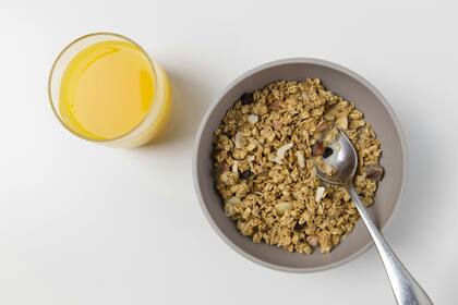 El alto contenido de fibra soluble de la avena, especialmente en forma de betaglucanos, ayuda a reducir el colesterol y mejorar la salud digestiva.