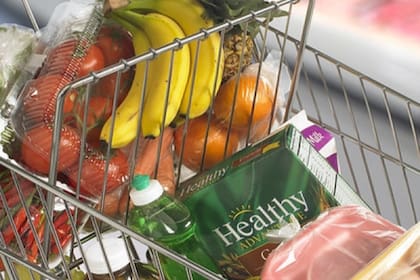 El alto costo de vida y de los alimentos en Nueva York obliga a las familias a endeudarse, según una encuesta