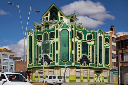 El Alto es una de las ciudades más jóvenes de Bolivia. Las comunidades que allí habitan son de origen rural y mantienen actividades y ritos comunales. A medida que El Alto fue creciendo, se manifestó la necesidad de contar con espacios donde reunirse, celebrar.