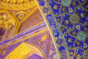 El alucinante interior de la madrasa de Tilla-Kori en Samarcanda, uno de los sitios clasificados como Patrimonio de la Humanidad por la Unesco en Uzbekistán.