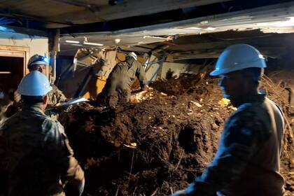 El alud llenó de barro el Hotel Bustillo 