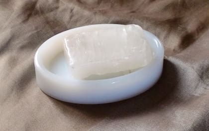 El alumbre contiene sulfato de potasio y aluminio, conocido por su capacidad para neutralizar malos olores