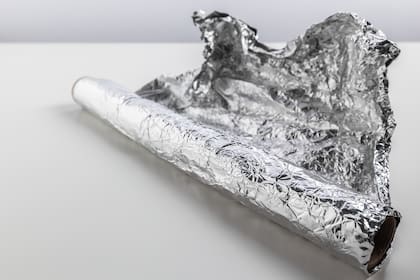 El aluminio no elimina los recubrimientos protectores como sí lo hacen algunos limpiadores químicos, lo que lo hace más seguro para la mayoría de los acabados cromados (Foto: Freepik)